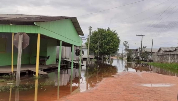 Rio Tarauacá transborda e invade ruas no Bairro da Praia